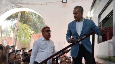 নিজের বাড়ির জানালা সংস্কারে এভাবে অবহেলা করতেন?