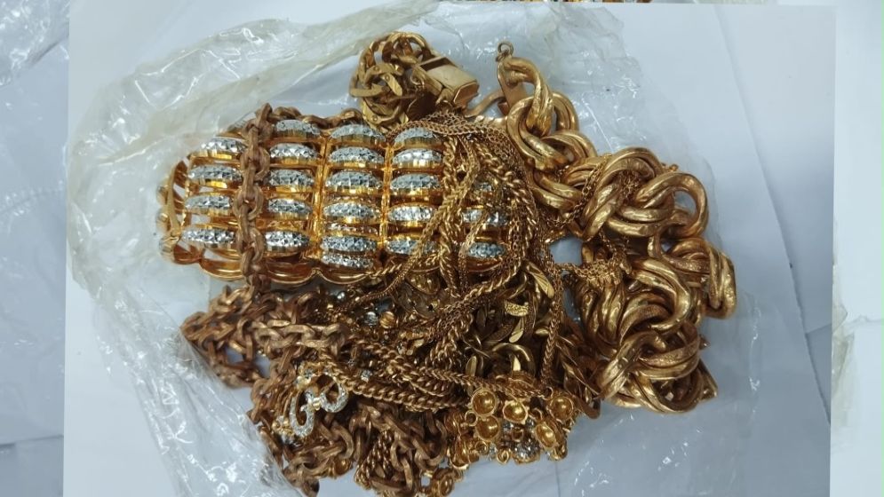 বিমানবন্দরে বিপুল স্বর্ণ ও আইফোন আটক