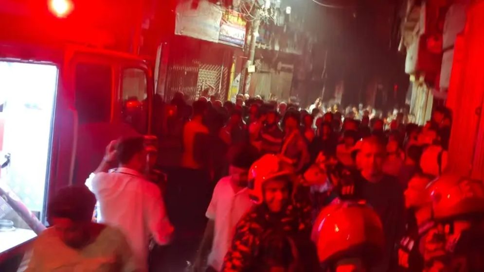চকবাজার মার্কেটে আগুন: ৮ ঘণ্টায়ও নিয়ন্ত্রণে আসেনি, কাজ করছে ১০ ইউনিট