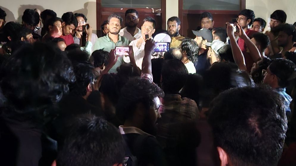 চুয়েটে উপাচার্যের পদত্যাগের দাবিতে অনড় শিক্ষার্থীরা, বিদ্যুৎ সচলে আলোচনায় ব্যর্থ এসিল্যান্ড