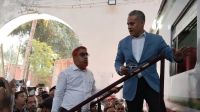 নিজের বাড়ির জানালা সংস্কারে এভাবে অবহেলা করতেন?