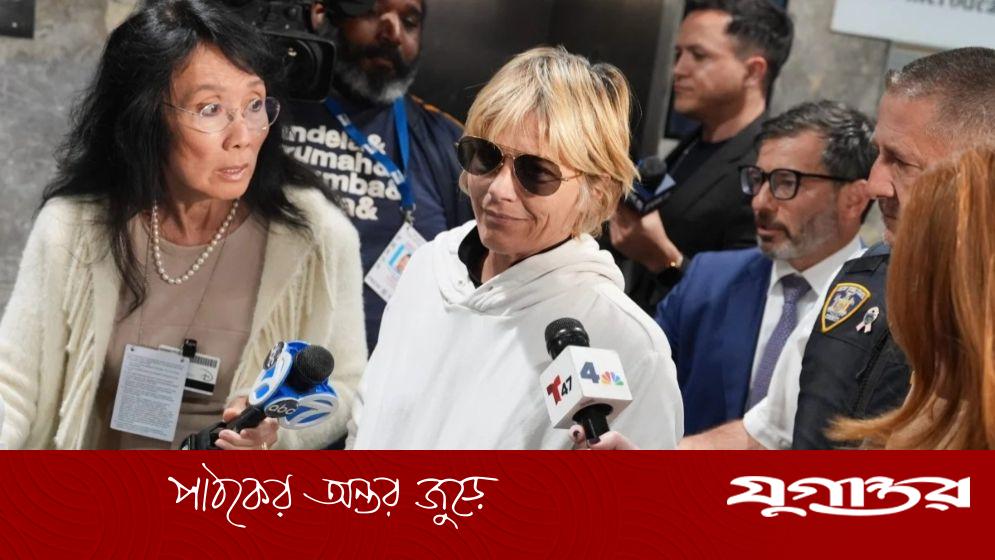 বিমানে সহযাত্রী ও ক্রুদের ওপর হামলার অভিযোগে অভিনেত্রী সেলমা ব্লেয়ার গ্রেপ্তার