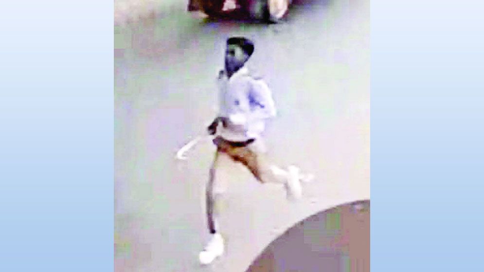 রাস্তায় গাছের ডাল দিয়ে শিক্ষককে পেটাল ছাত্র