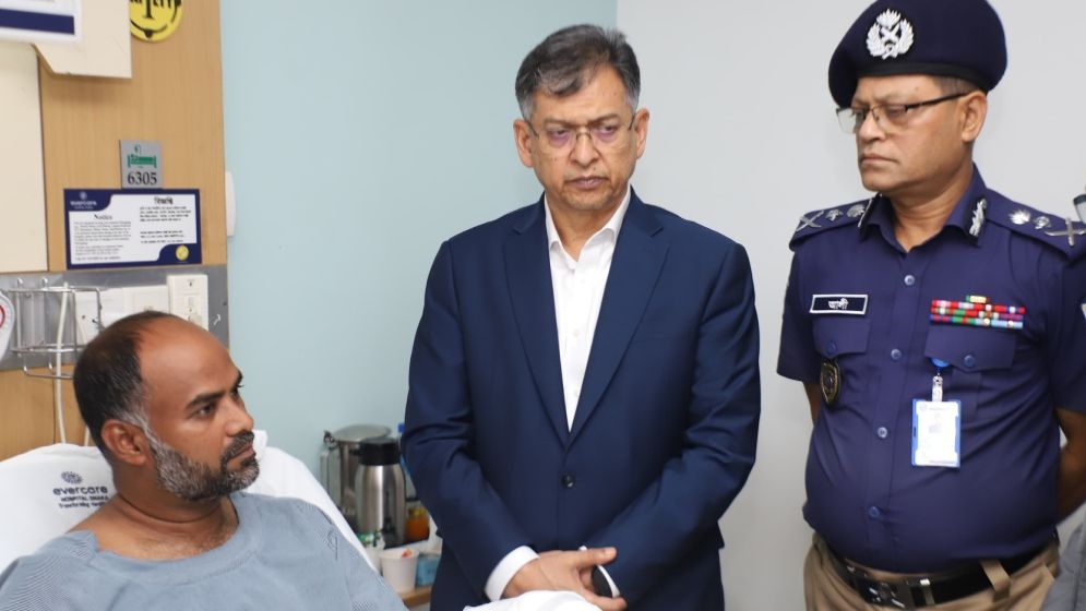 ছিনতাইকারীদের হামলায় আহত পুলিশকে দেখতে হাসপাতালে স্বরাষ্ট্রমন্ত্রী