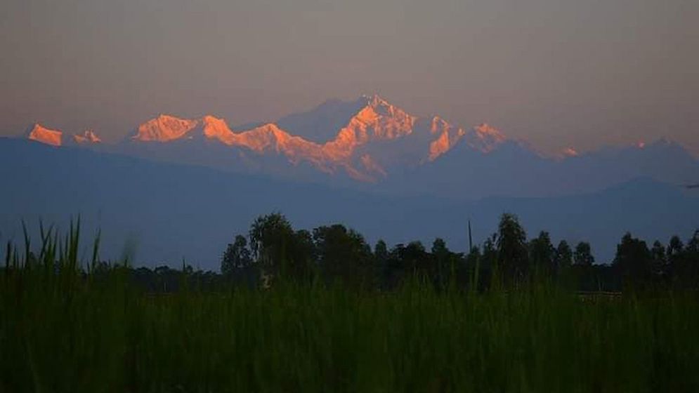 শরতের নীলাকাশে উদ্ভাসিত মোহনীয় কাঞ্চনজঙ্ঘা