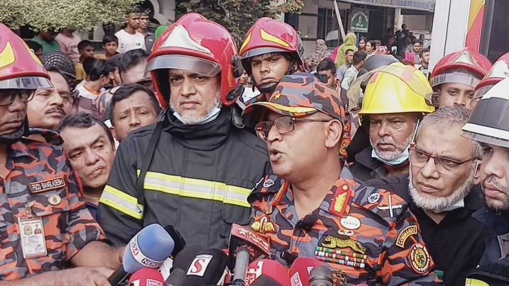 রাসায়নিকের বিস্ফোরণে মুহূর্তের মধ্যে আগুন ছড়িয়ে পড়ে