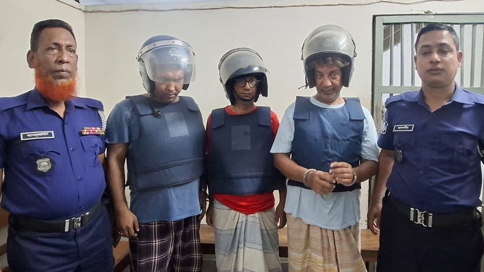 আদালত চত্বরে ‘জয় বাংলা’ স্লোগান, আইভীর আইনজীবীসহ গ্রেফতার ৩