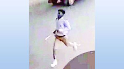 রাস্তায় গাছের ডাল দিয়ে শিক্ষককে পেটাল ছাত্র