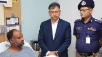 ছিনতাইকারীদের হামলায় আহত পুলিশকে দেখতে হাসপাতালে স্বরাষ্ট্রমন্ত্রী