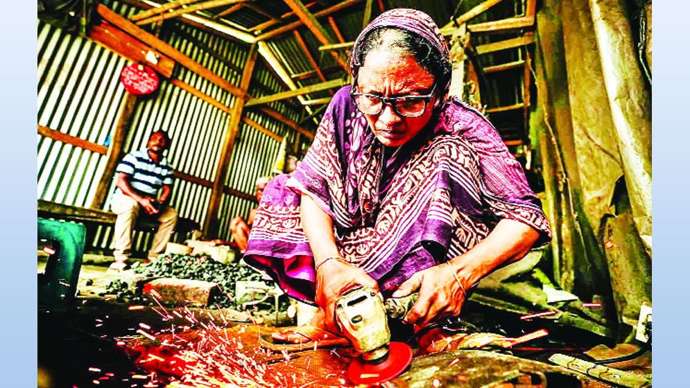 প্রান্তিক নারীর শ্রম বঞ্চনার বৃত্তেই