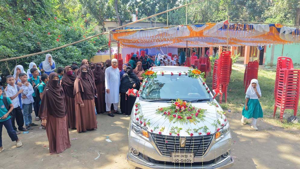 ফুলসজ্জিত গাড়িতে প্রিয় শিক্ষিকাকে বিদায়