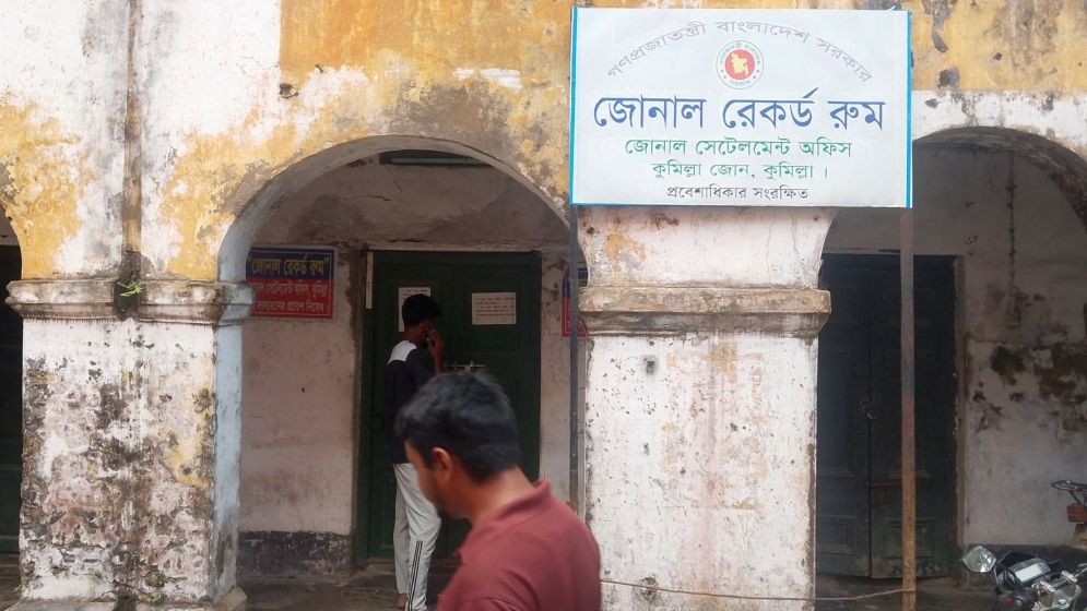 কুমিল্লায় ঘুসের ভিডিও ধারণ করায় সাংবাদিকের ওপর হামলা, ভাঙচুর