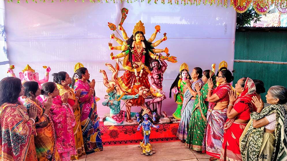 নারীশক্তির আরাধনা, মুষ্টির চালে দুর্গাপূজা