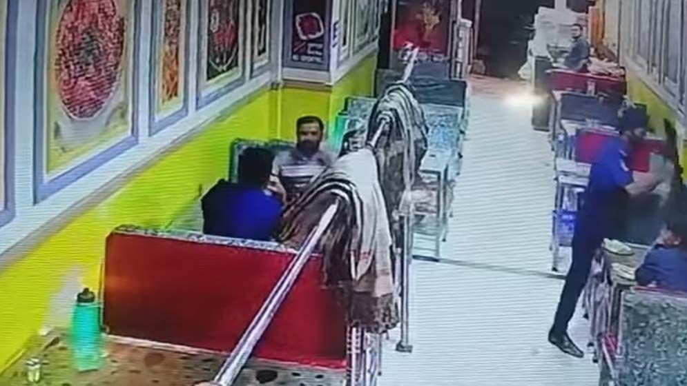 চিহ্নিত মাদক কারবারির সঙ্গে গভীর রাতে পুলিশের ‘বৈঠক’