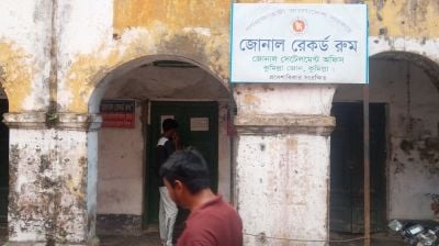 কুমিল্লায় ঘুসের ভিডিও ধারণ করায় সাংবাদিকের ওপর হামলা, ভাঙচুর