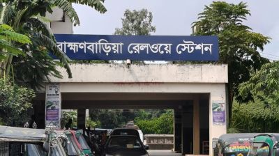 বিনা টিকিটে ট্রেন ভ্রমণে বাধা, স্টেশন মাস্টারসহ ২ জনকে মারধর