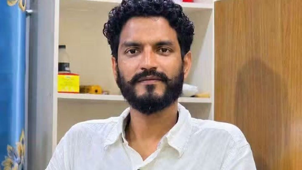 ছাত্রদল নেতাকে গুলি, দৌড়ে পালানোর সময় কুপিয়ে জখম