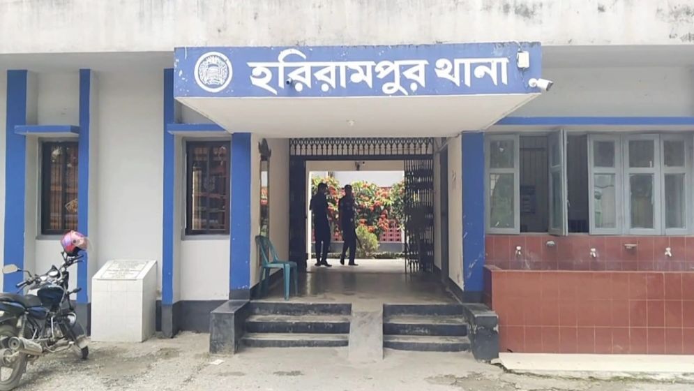 থানার অস্ত্রাগার থেকে পিস্তল-ম্যাগাজিন উধাও...