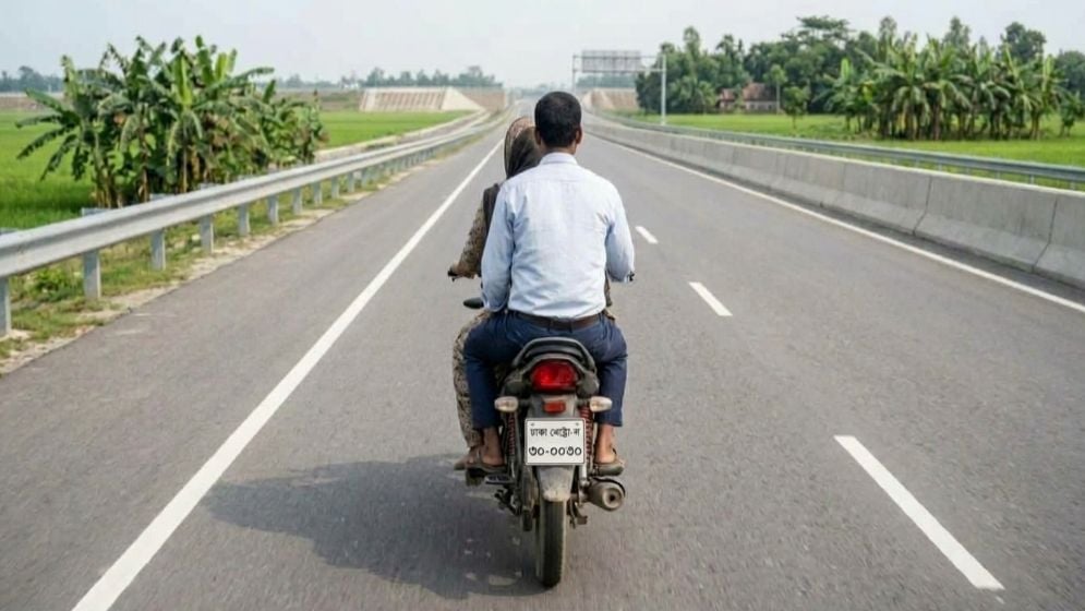 প্রেমিকের বাইক চালাচ্ছিলেন প্রেমিকা, প্রাণ গেল দুজনের