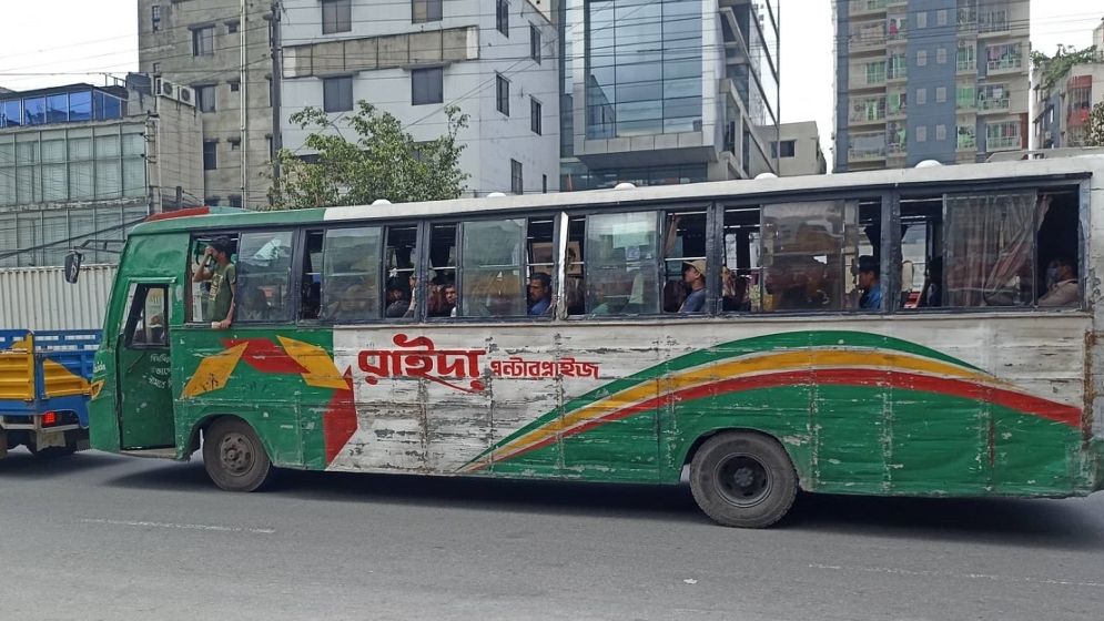 রাজধানীতে দুই বাসের রেষারেষিতে প্রাণ গেল হেলপারের