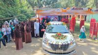 ফুলসজ্জিত গাড়িতে প্রিয় শিক্ষিকাকে বিদায়