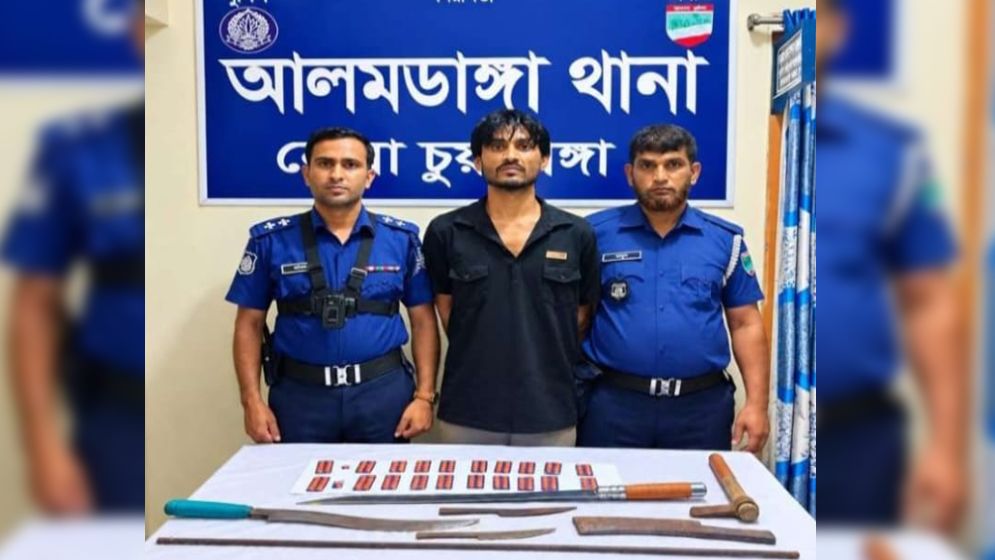 চুয়াডাঙ্গায় শীর্ষ মাদক ব্যবসায়ী ও ২৭ মামলার পলাতক আসামি গ্রেফতার