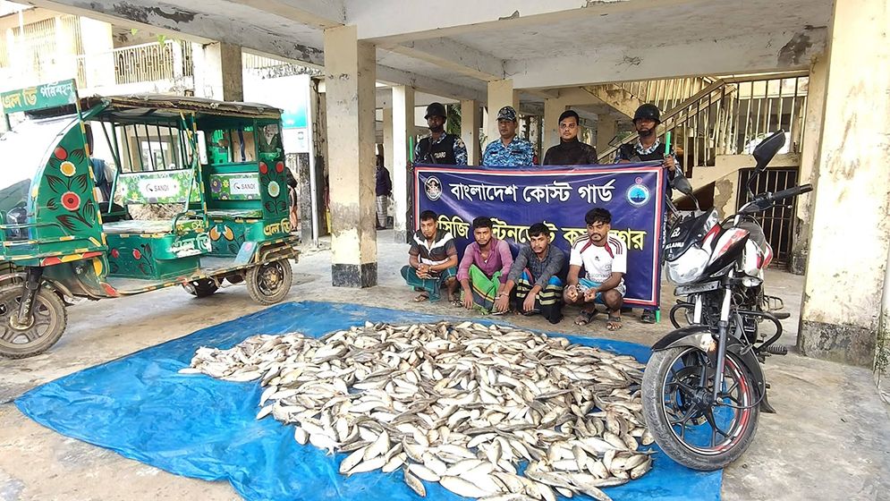 ৩ মণ ইলিশ দেওয়া হলো এতিম ও দুস্থদের
