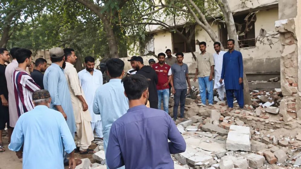 পাকিস্তানে স্কুল যেন মৃত্যুফাঁদ, ছাদ ধসে ৩৩ শিক্ষার্থী নিহত