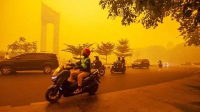 বিষাক্ত ধোঁয়াশা থেকে বাঁচতে আকাশে বরফ ছিটাচ্ছে ইন্দোনেশিয়া