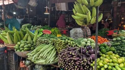 বাজারে সবজির ছড়াছড়ি, তবুও ক্রেতার হাহাকার