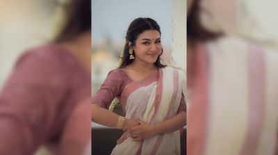 শারদীয় শুভেচ্ছায় বাঙালি সাজে নজর কাড়লেন জয়া