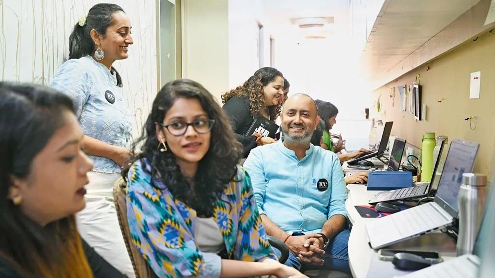 অফিসে কাজের দৌড়ে এগিয়ে কারা, নারী নাকি পুরুষ?