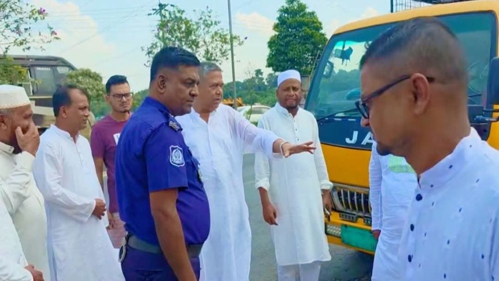 খালে মরা মুরগি ফেলতে গিয়ে আটক, পুলিশে দিলেন এমপি
