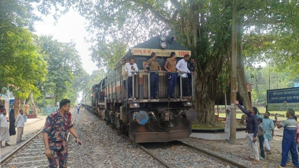 ভারত থেকে এলো ১৮ নতুন রেলকোচ