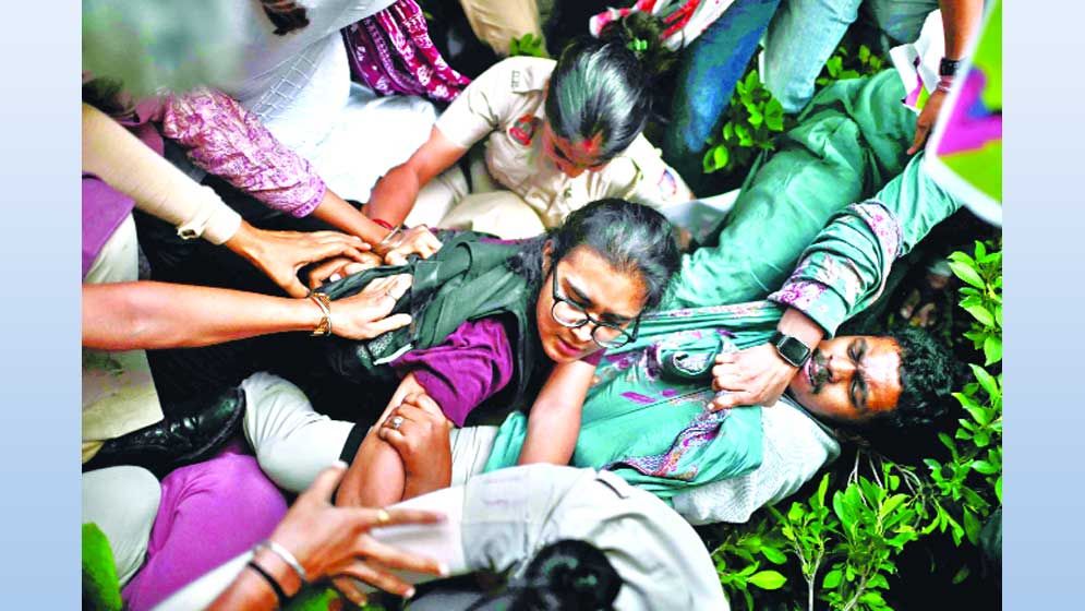 পতাকা ওড়ানোর আগেই আটক দীপকে ও নেহা
