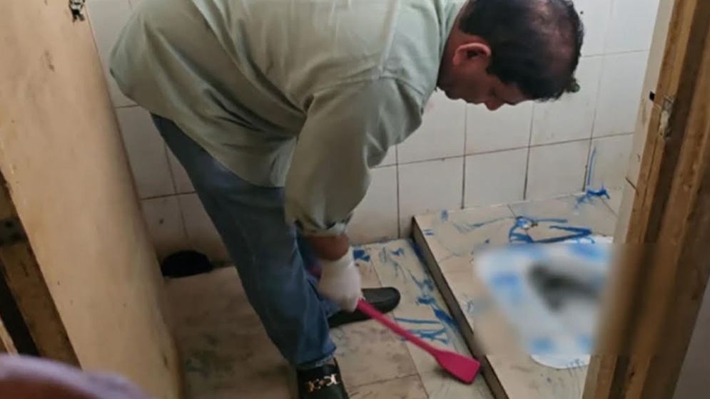 কালকিনিতে হাসপাতালের ওয়াশরুম নিজহাতে পরিস্কার করলেন এমপি খোকন