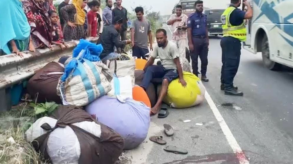 টাঙ্গাইলে বাস-পিকাপ-মোটরসাইকেল সংঘর্ষে নিহত ২