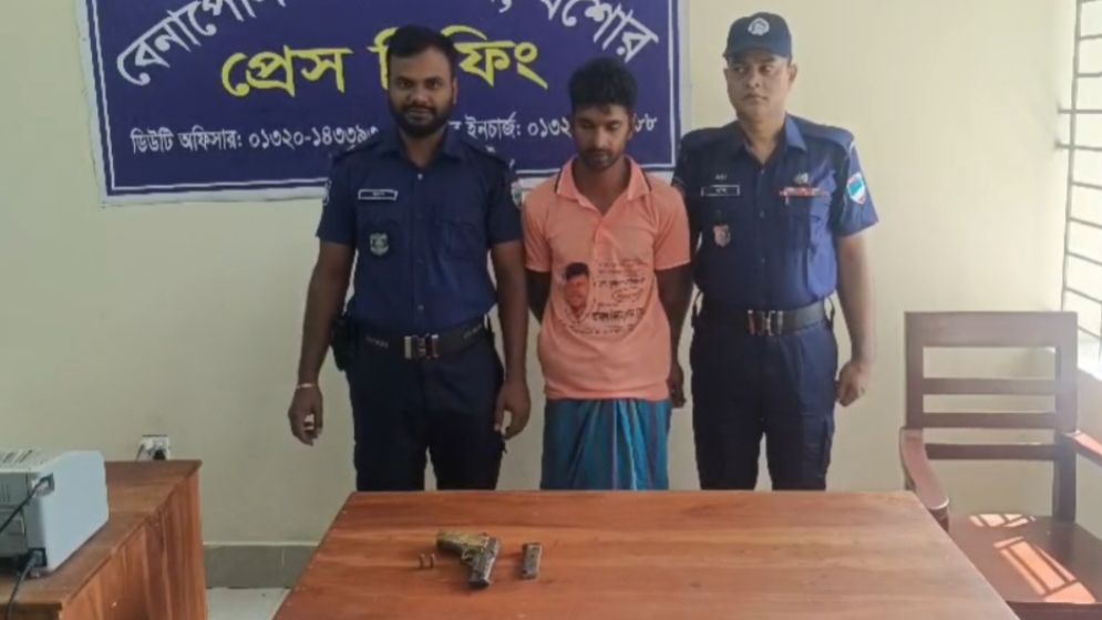 মুরগিভর্তি ভ্যানে মিলল পিস্তল ম্যাগাজিন গুলি