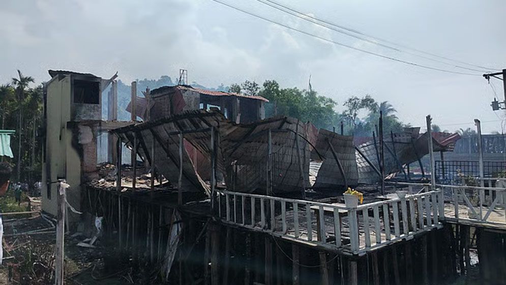 দোতলা থেকে লাফিয়ে বাঁচলেন আশিকুল, হারালেন স্ত্রীসহ ৬ স্বজন