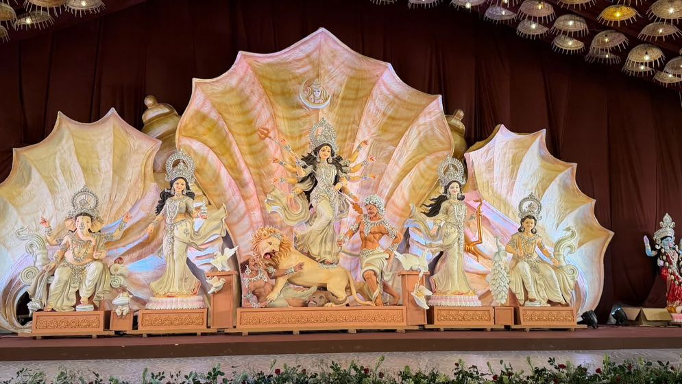 বনানী মাঠে জমকালো আয়োজনে শারদোৎসব ১৪৩৩-এর মহাষষ্ঠী ও ‘জলজ’ থিম উন্মোচন