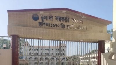 কলেজ থেকে ডেকে নিয়ে দুই ছাত্রীকে মারধর, জুতাপেটার অভিযোগ