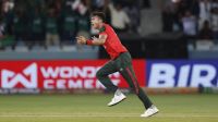 প্রথম ওভারেই তাসকিনের সাফল্য