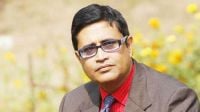 আপন বলয়ের অন্ধকার