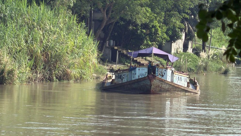 বর্ষা এলেই শুরু হয় ভাঙন, ঢেউ গিলে খায় ফসলি জমি!