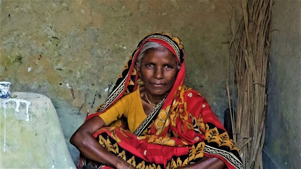 পূজার আনন্দ ছুঁতে পারেনি লতা রানীকে, রাত কাটে অন্যের বারান্দায়