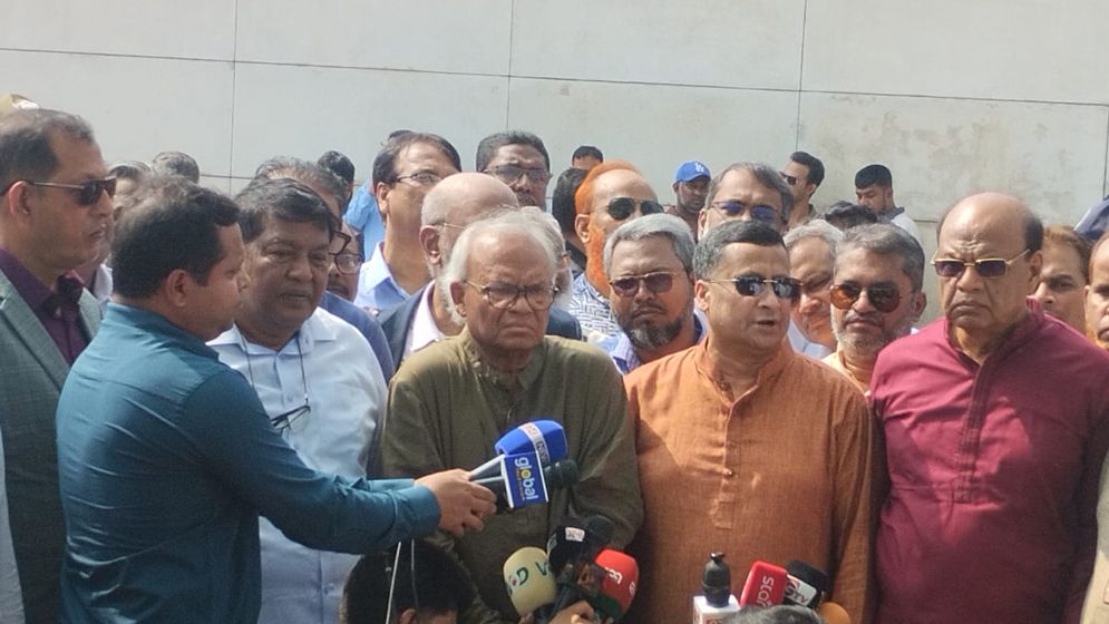 প্রবাসে থেকেও তারেক রহমান দেশের মানুষের পাশে দাঁড়িয়েছেন: রিজভী