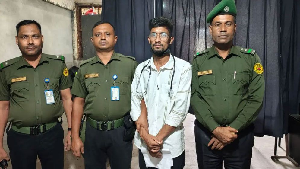 ঢামেকের জরুরি বিভাগে ভুয়া চিকিৎসক আটক