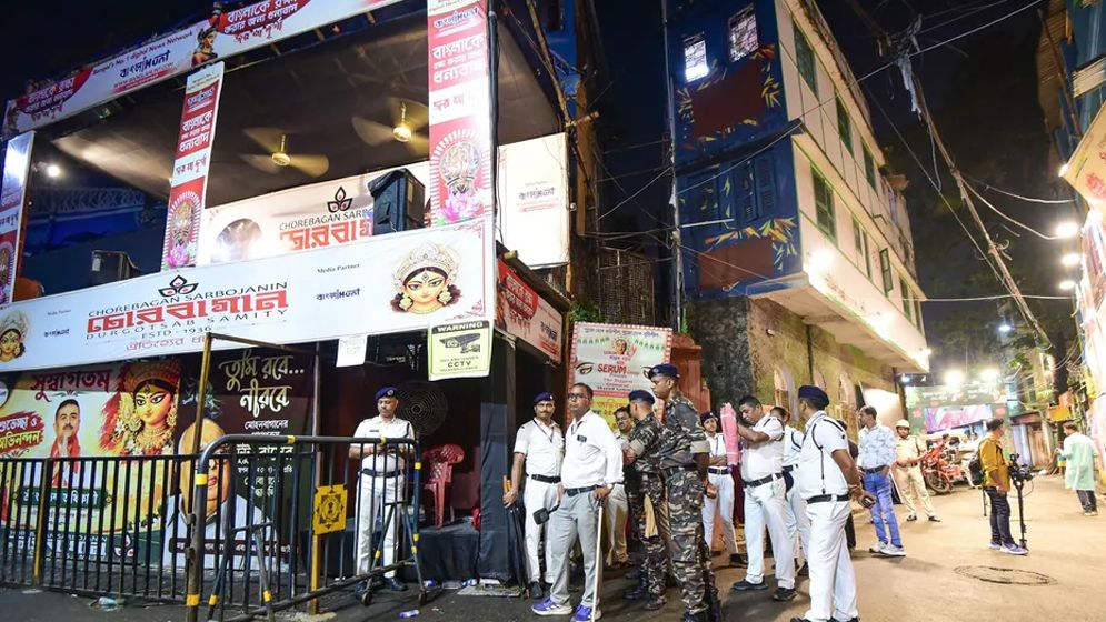 কলকাতায় দুর্গাপূজার মণ্ডপে পদদলিত হয়ে নিহত বেড়ে ১৯, আটক ১২
