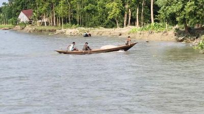 গলাচিপায় নিষেধাজ্ঞা অমান্য করে দেদার ইলিশ শিকার