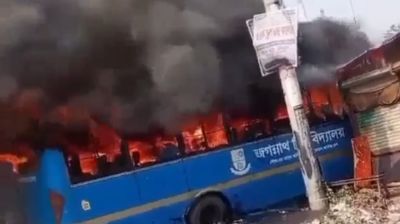 মাতুয়াইলের গ্যারেজে জবির বাসে আগুন